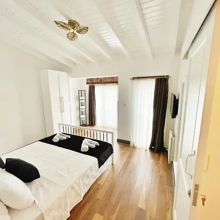 Dora Hotel *